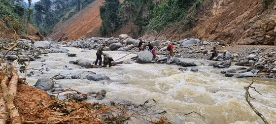  Cầu ván bị lũ cuốn, cơ quan chức năng phải làm tạm cầu khỉ. Ảnh: NGỌC PHÚC