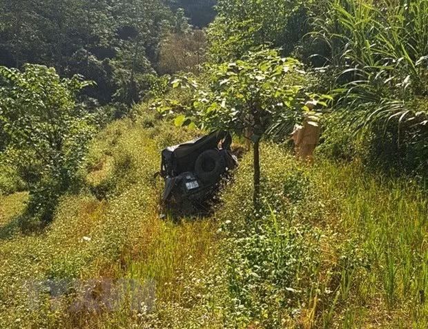 Hiện trường vụ tai nạn xe ôtô Uoát lao xuống vực thôn Bản Mồ, thị trấn Đồng Văn, huyện Đồng Văn, tỉnh Hà Giang khiến 3 người tử vong tại chỗ và 4 người bị thương. (Ảnh: TTXVN phát)