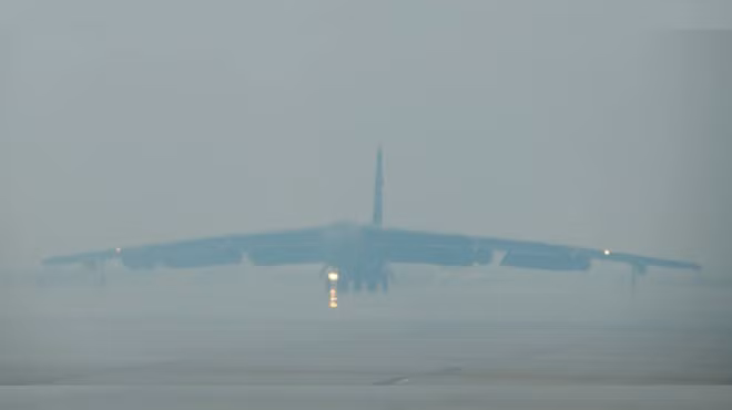  Một máy bay ném bom B-52 cất cánh từ cất cánh từ căn cứ không quân Minot ở bang North Dakota (Mỹ) - Ảnh: Reuters