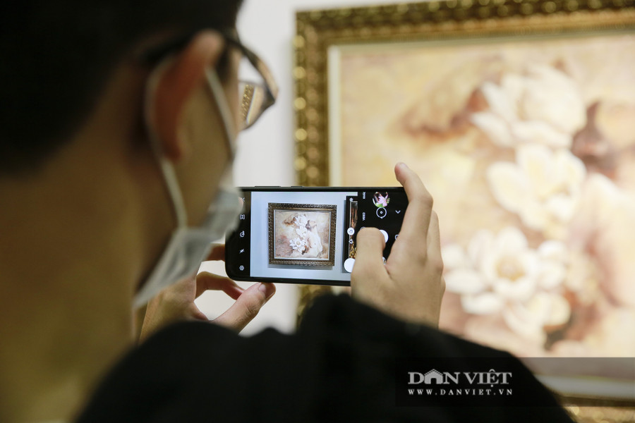 Nhiều người thích thú dùng điện thoại chụp hình lưu lại các bức tranh. Nhiều người thích thú dùng điện thoại chụp hình lưu lại các bức tranh.