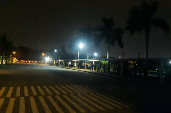 Công nhân vào ca đêm khi trời đã tối mịt - Ảnh: TÂM LÊ