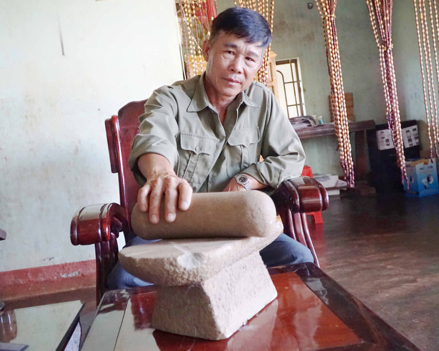  Ông Bùi Văn Trị và hiện vật Chăm mới được tìm thấy. Ảnh: Nguyễn Quang Tuệ