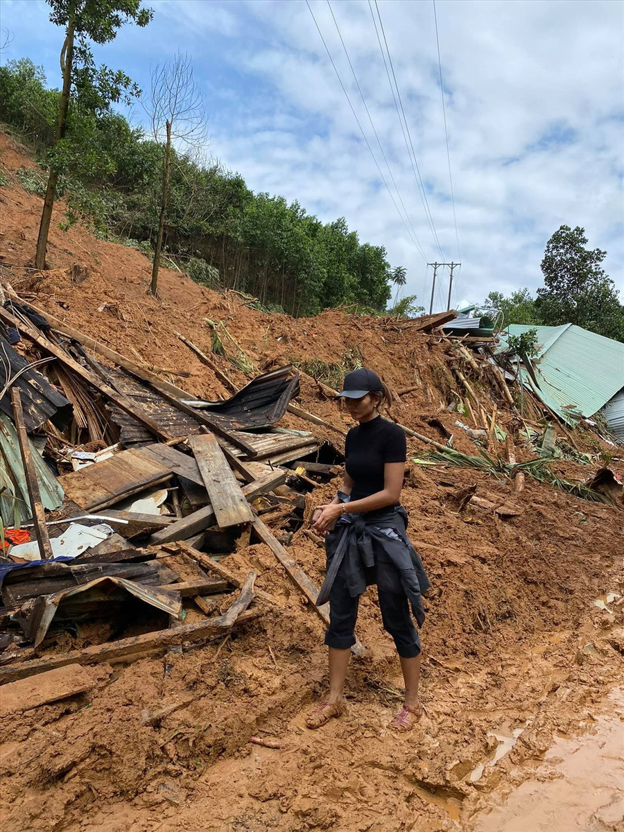 Do đường sá còn đang trong quá trình dọn dẹp sau lũ nên xe 16 chỗ không thể vào. Cô không ngại lội bùn tại các địa điểm bị sạt lở nặng.