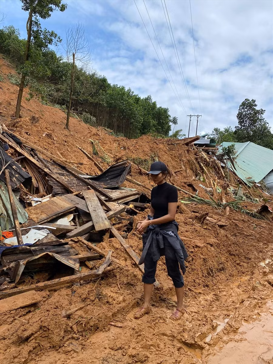 Do đường sá còn đang trong quá trình dọn dẹp sau lũ nên xe 16 chỗ không thể vào. Cô không ngại lội bùn tại các địa điểm bị sạt lở nặng.
