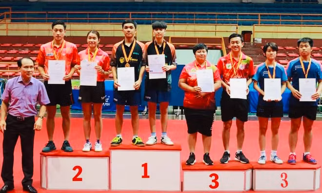 Đôi Anh Hoàng (trái) – Mai Ngọc (T&T) trên bục nhận HCV đôi nam nữ. Ảnh: Phương Huy