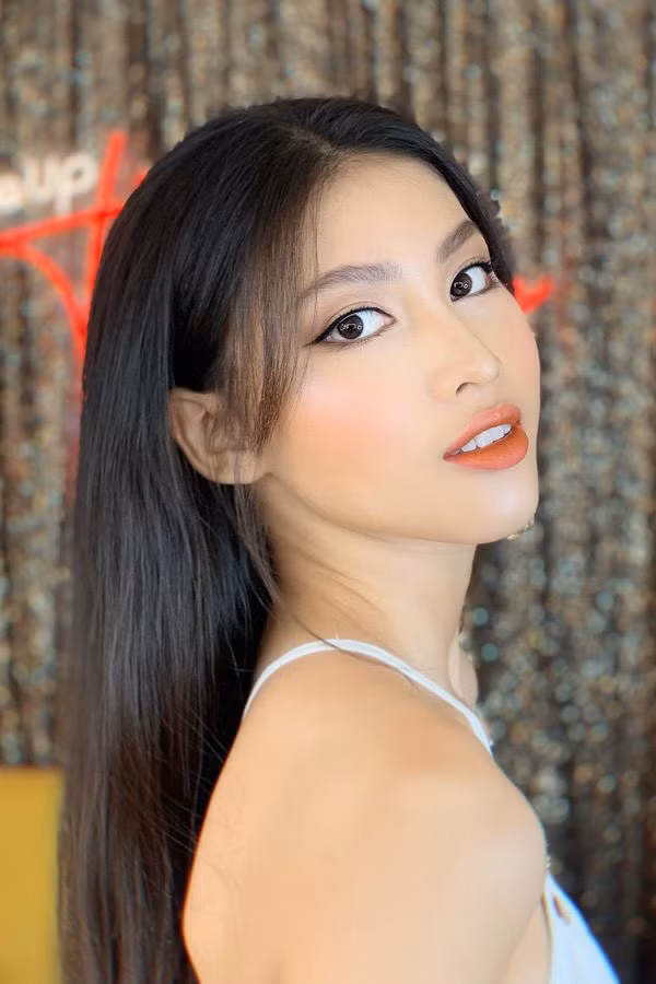 Ngọc Thảo còn nói không riêng gì bản thân cô mà bất kì người đẹp nào được so sánh với đàn chị, với những người nổi tiếng đều có tâm lý bị áp lực.