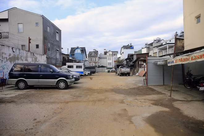  Nhà đất số 216 Phan Đình Phùng đang làm bãi cho thuê đậu xe- ẢNH: LÂM VIÊN
