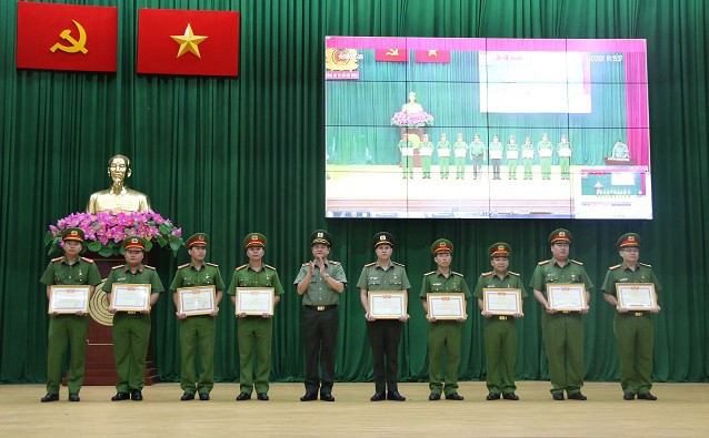 Nhiều đơn vị được biểu dương, tặng giấy khen Nhiều đơn vị được biểu dương, tặng giấy khen