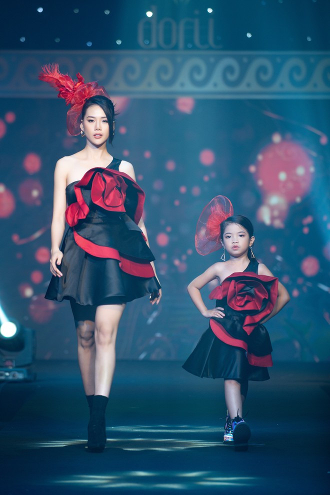 Siêu mẫu Bùi Quỳnh Hoa và người mẫu nhí Nguyễn Thanh Trúc. ẢNH: NGUYỄN XUÂN HUY