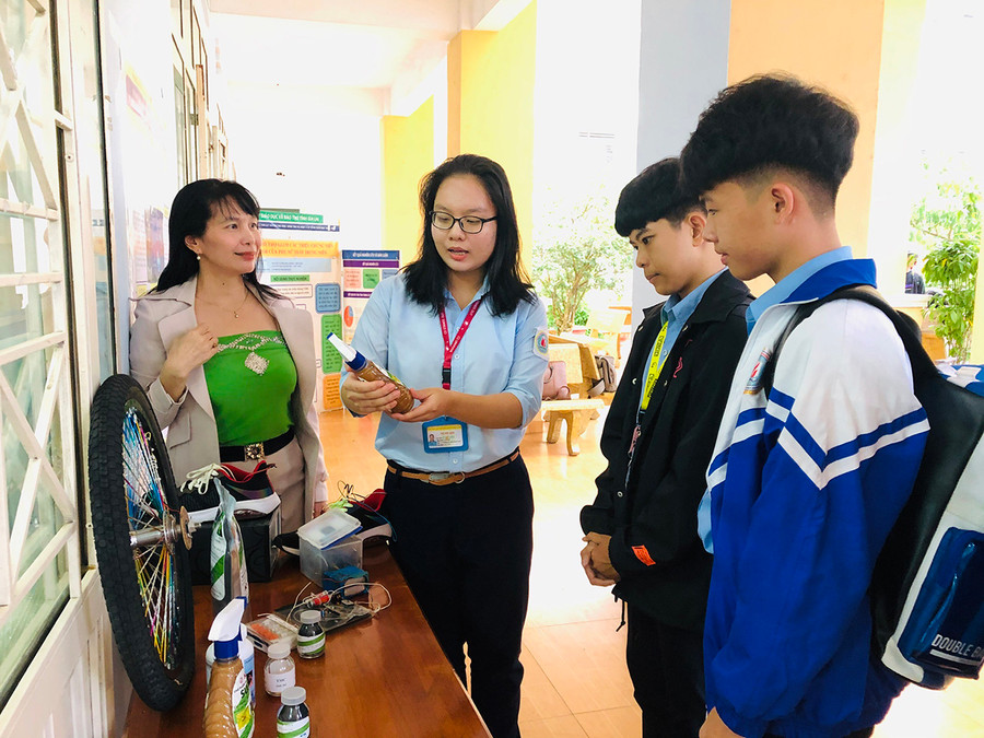 Em Lê Nhật Minh (thứ 2 từ trái qua)-đại diện nhóm tác giả Trường THPT chuyên Hùng Vương giới thiệu sản phẩm đạt giải với học sinh trong trường. Ảnh: Phan Lài Em Lê Nhật Minh (thứ 2 từ trái qua)-đại diện nhóm tác giả Trường THPT Chuyên Hùng Vương giới thiệu sản phẩm đạt giải với học sinh trong trường. Ảnh: Phan Lài