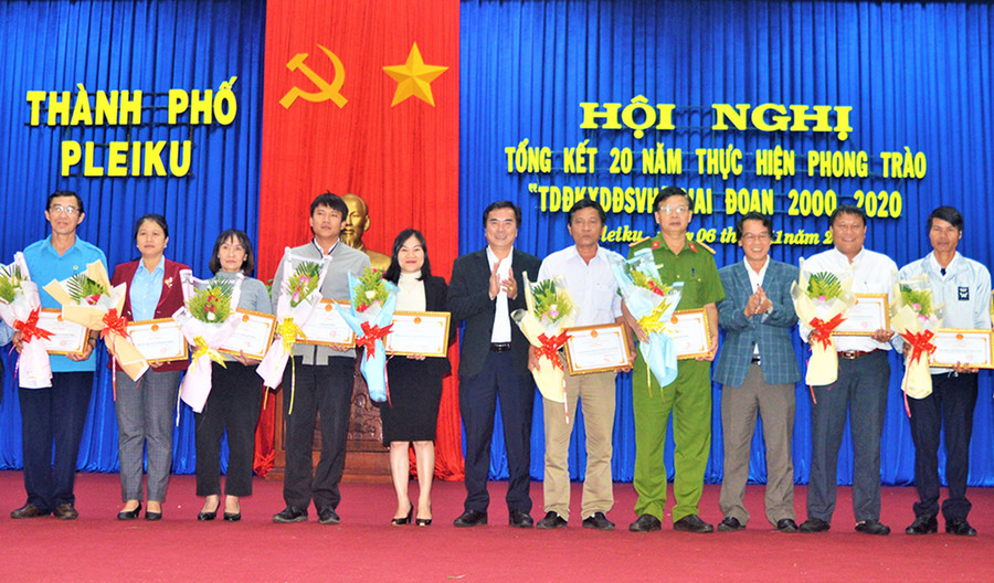 Đại diện lãnh đạo TP. Pleiku tặng giấy khen cho cá nhân, tập thể có thành tích xuất sắc trong phong trào toàn dân đoàn kết xây dựng đời sống văn hóa. Ảnh: Đinh Yến