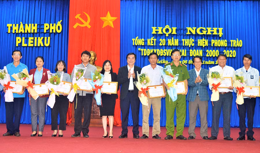 Đại diện lãnh đạo TP. Pleiku tặng giấy khen cho cá nhân, tập thể có thành tích xuất sắc trong phong trào toàn dân đoàn kết xây dựng đời sống văn hóa. Ảnh: Đinh Yến