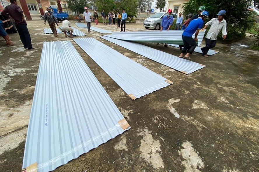 Đoàn cứu trợ cấp tôn cho người dân vùng lũ lụt Miền Trung lợp lại nhà tại Tư Nghĩa, tỉnh Quảng Ngãi. Ảnh NTH Đoàn cứu trợ cấp tôn cho người dân vùng lũ lụt Miền Trung lợp lại nhà tại Tư Nghĩa, tỉnh Quảng Ngãi. Ảnh NTH