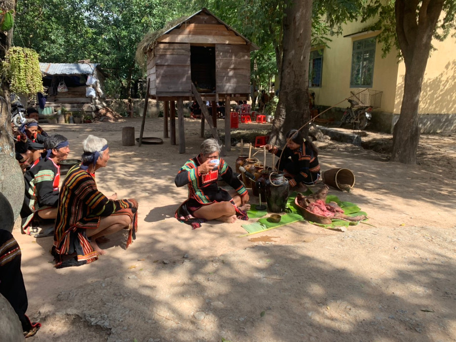 3.Người phụ nữ-người chủ gia đình trong chế độ mẫu hệ của người Jrai-rót rượu mời thầy cúng cùng già làng trong nghi lễ báo tin với tổ tiên.