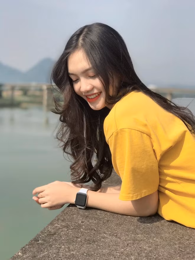 Khác với hình ảnh quyến rũ trên sàn diễn, Nguyễn Thị Phượng thu hút người đối diện bởi vẻ ngọt ngào, nữ tính. Nữ ứng viên từng gây chú ý bởi câu chuyện nỗ lực học tập dù suýt lấy chồng năm 17 tuổi ẢNH: FBNV