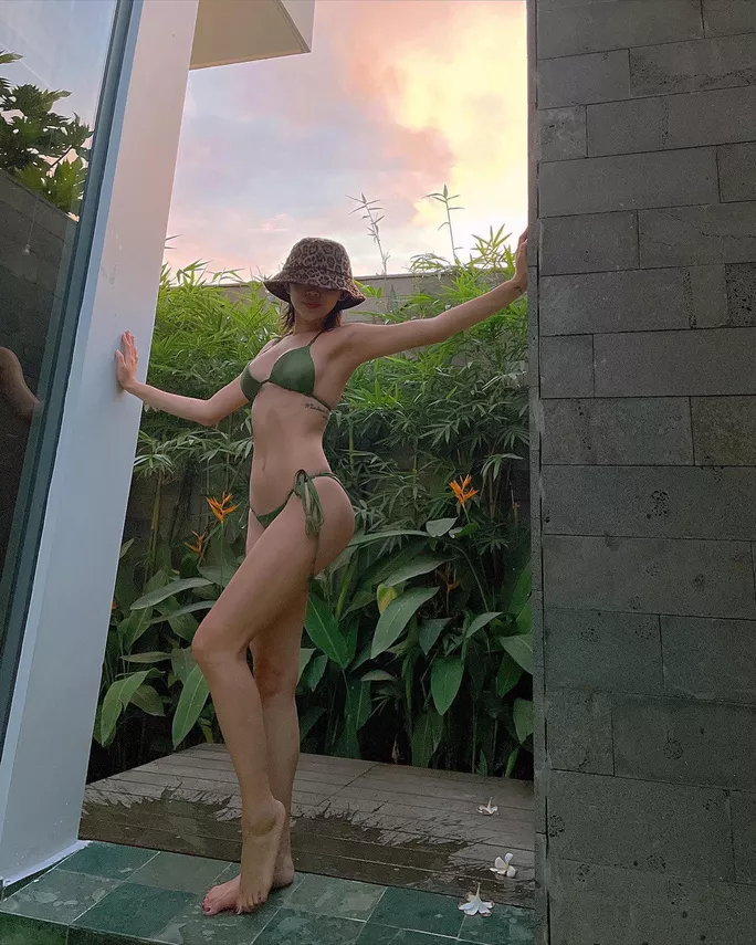 Khoe dáng nóng bỏng với bikini, Tóc Tiên khiến nhiều sao Việt cũng phải ngưỡng mộ