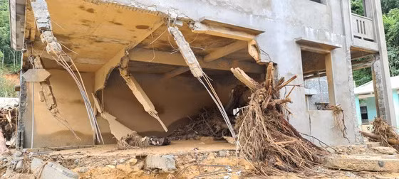  Trường học sắp khánh thành bị lũ đánh sập. Ảnh: NGỌC PHÚC