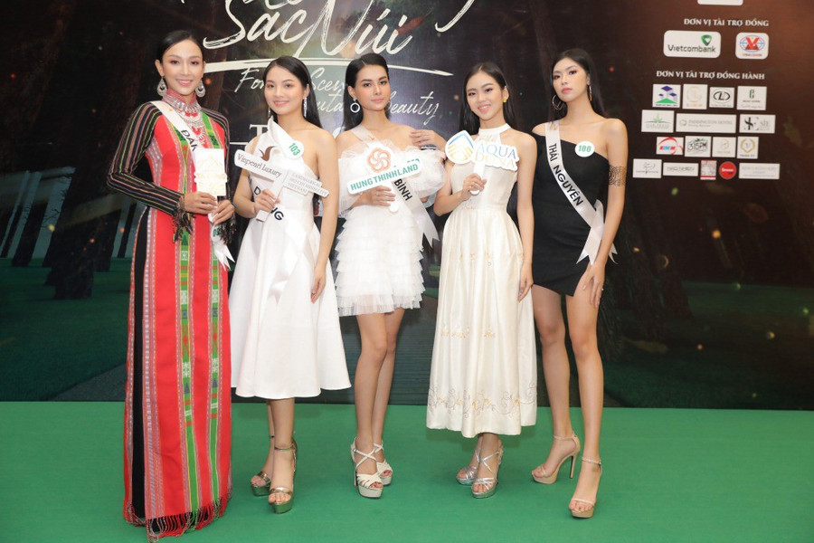 Các thí sinh trong buổi họp báo giới thiệu show thời trang.