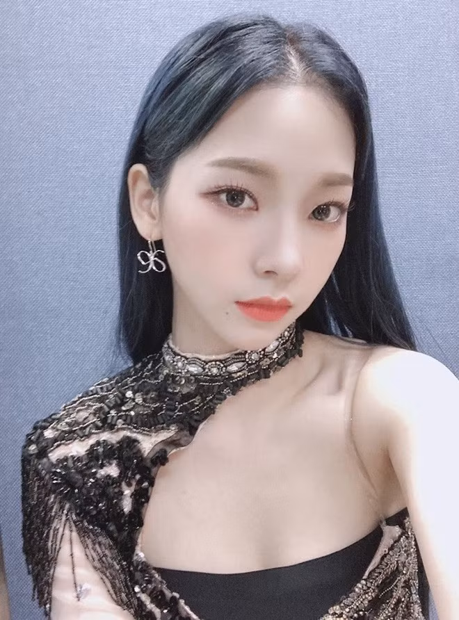 Cùng với nhan sắc khiến người hâm mộ Kpop phát cuồng, Karina cũng là thành viên vấp phải nhiều thị phi, tranh cãi nhất trong nhóm. Người đẹp từng vướng lùm xùm nói xấu tiền bối, thái độ kênh kiệu, kỹ năng vũ đạo không xứng đáng với vị trí main dancer hay nghi vấn gia thế khủng… ẢNH: AESPA OFFICIAL