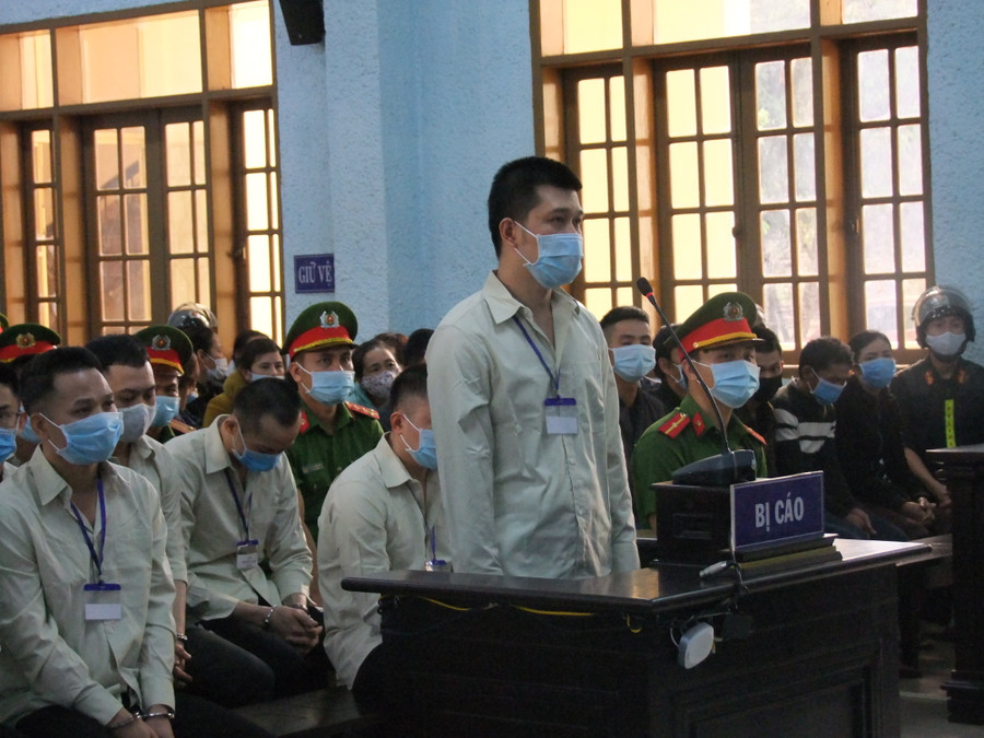 Bị cáo Nguyễn Mạnh Hùng (đứng) tại phiên tòa sơ thẩm. Ảnh: Văn Ngọc