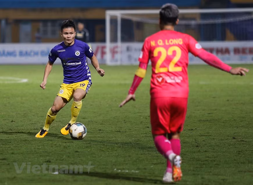 Lần lượt Quang Hải, Thành Lương và Văn Quyết liên tục có mặt trên phần sân của Sài Gòn FC nhằm tổ chức tấn công với khát khao chiến thắng. (Ảnh: Hiển Nguyễn/Vietnam+)