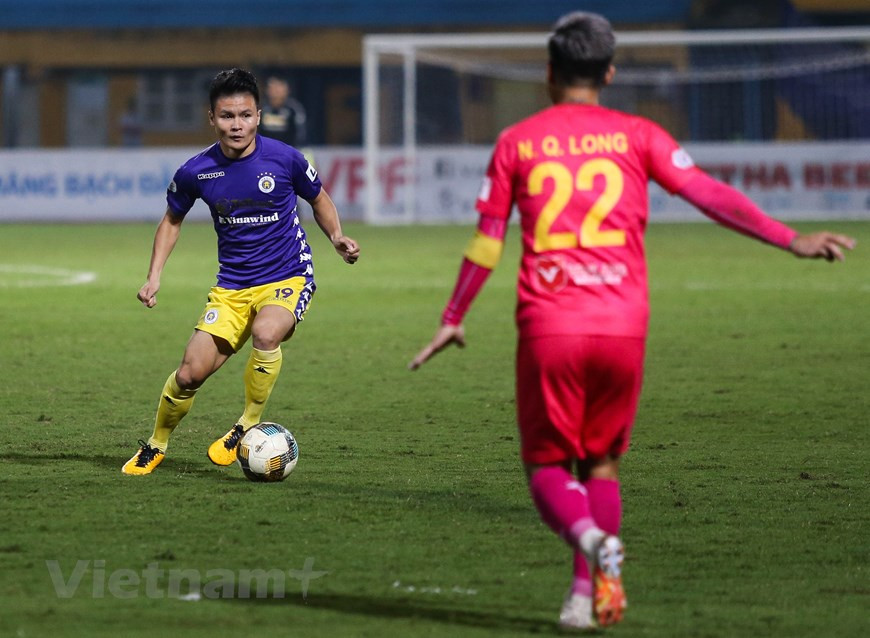 Lần lượt Quang Hải, Thành Lương và Văn Quyết liên tục có mặt trên phần sân của Sài Gòn FC nhằm tổ chức tấn công với khát khao chiến thắng. (Ảnh: Hiển Nguyễn/Vietnam+) Lần lượt Quang Hải, Thành Lương và Văn Quyết liên tục có mặt trên phần sân của Sài Gòn FC nhằm tổ chức tấn công với khát khao chiến thắng. (Ảnh: Hiển Nguyễn/Vietnam+)