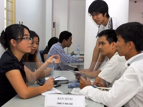 Tư vấn cho lao động trước khi đi làm việc ở nước ngoài. (Ảnh: Trần Việt/TTXVN) Tư vấn cho lao động trước khi đi làm việc ở nước ngoài. (Ảnh: Trần Việt/TTXVN)