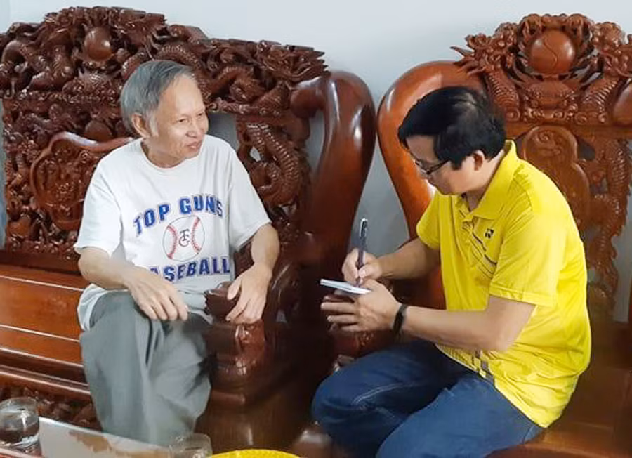 Ông Lê Đăng Tấm trò chuyện cùng tác giả. Ảnh: Nguyễn Quang Tuệ