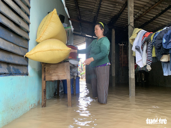Người dân dầm mưa lũ, kê tài sản lên cao, chuẩn bị rời khỏi nhà nếu lũ tiếp tục lên cao - Ảnh: T.M. Người dân dầm mưa lũ, kê tài sản lên cao, chuẩn bị rời khỏi nhà nếu lũ tiếp tục lên cao - Ảnh: T.M.