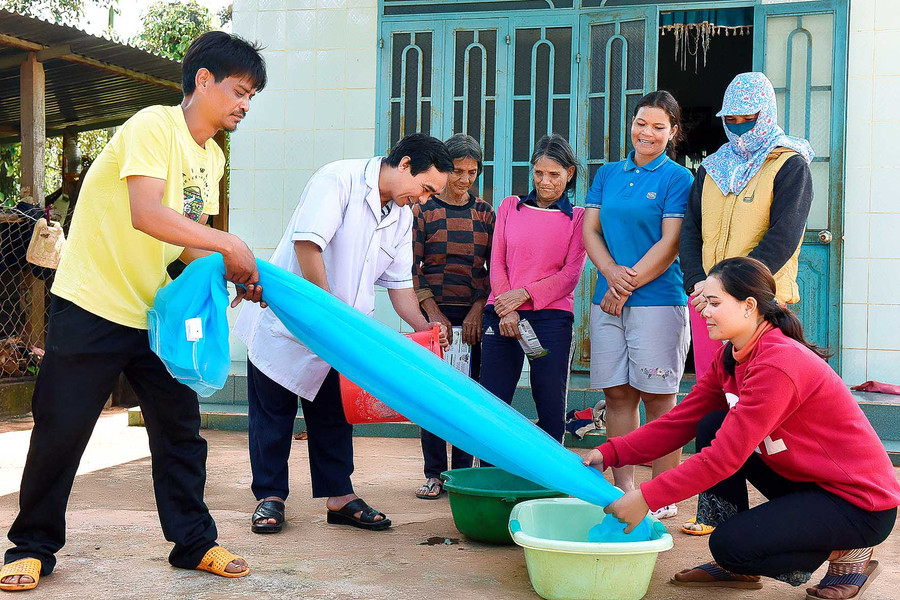 Tẩm hóa chất màn để phòng ngừa bệnh sốt rét, sốt xuất huyết. Ông Nguyễn Văn Chính-Giám đốc trung tâm y tế huyện Đak Đoa khẳng định: Nhờ có các trạm y tế xã mà công tác CSSK ban đầu cho người dân đã được triển khai rất hiệu quả, như tiêm chủng mở rộng, phòng chống suy dinh dưỡng, chăm sóc sức khỏe bà mẹ trẻ em, dân số - kế hoạch hóa gia đình… Người dân đã dần tiếp cận và sử dụng nhiều dịch vụ khám chữa bệnh tại TYTX. Đã góp phần nâng cao chăm sóc cho dân, đáp ứng tốt nhất công tác chăm sóc sức khỏe, tạo niềm tin cho nhân dân trên địa bàn.