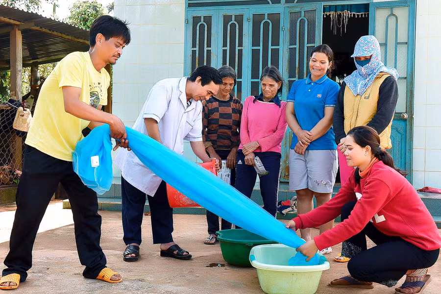 Ông Nguyễn Văn Chính-Giám đốc trung tâm y tế huyện Đak Đoa khẳng định: Nhờ có các trạm y tế xã mà công tác CSSK ban đầu cho người dân đã được triển khai rất hiệu quả, như tiêm chủng mở rộng, phòng chống suy dinh dưỡng, chăm sóc sức khỏe bà mẹ trẻ em, dân số - kế hoạch hóa gia đình… Người dân đã dần tiếp cận và sử dụng nhiều dịch vụ khám chữa bệnh tại TYTX. Đã góp phần nâng cao chăm sóc cho dân, đáp ứng tốt nhất công tác chăm sóc sức khỏe, tạo niềm tin cho nhân dân trên địa bàn.