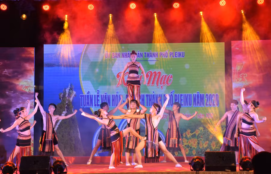 Văn nghệ chào mừng Lễ khai mạc Tuần lễ Văn hóa-Du lịch TP. Pleiku năm 2020. Ảnh: Trần Dung