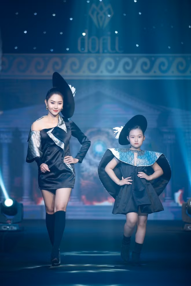 Diễn viên Tường Vi đồng hành cùng người mẫu nhí Hồng Phúc. Dù không sở hữu lợi thế về hình thể như các người mẫu chuyên nghiệp. Nữ diễn viên Gạo nếp gạo tẻ 2 vẫn hoàn thành tốt phần trình diễn của mình. ẢNH: NGUYỄN XUÂN HUY