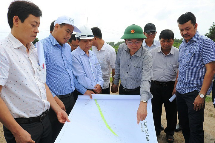 Bí thư Tỉnh ủy, Chủ tịch UBND tỉnh Hồ Quốc Dũng kiểm tra tuyến Đường ven biển, đoạn Cát Tiến – Đề Gi. Ảnh: Cổng thông tin UBND tỉnh Bình Định.