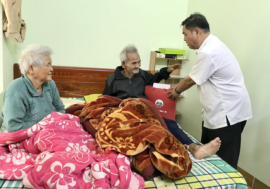 Phó Chủ tịch UBND tỉnh Kpă Thuyên thăm và tặng quà đồng chí Đinh Klum. Ảnh: Vũ Thảo Đoàn đến thăm và tặng quà cho đồng chí Đinh Klum-nguyên Tỉnh ủy viên, nguyên Phó Chủ tịch UBND tỉnh. Ảnh: Vũ Thảo