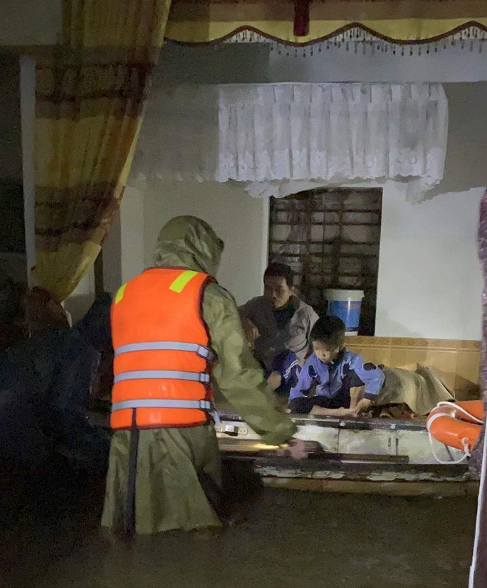  Ông Phan Thanh Miên về cơ sở ứng cứu người dân mắc kẹt trong mưa lũ