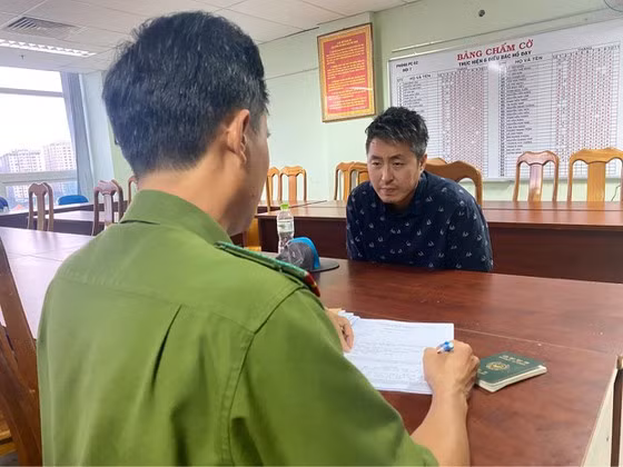  Nghi phạm khai báo với công an. Ảnh: CHÍ THẠCH