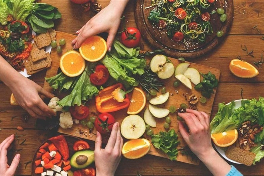 Không bổ sung chất xơ và rau xanh trong chế độ ăn uống làm suy yếu hệ miễn dịch. Ảnh minh hoạ: Healthline.