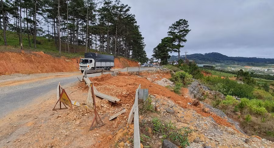 Đến đầu tháng 11.2020, Sở GTVT Lâm Đồng cho sửa chữa tạm thời để xe cộ lưu thông ẢNH: LÂM VIÊN