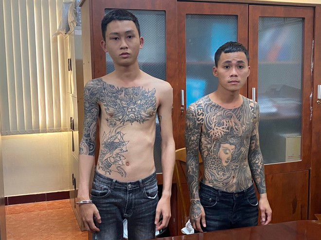 Trí và Quang tại cơ quan công an-Ảnh: Công an cung cấp  Trí và Quang tại cơ quan công an-Ảnh: Công an cung cấp