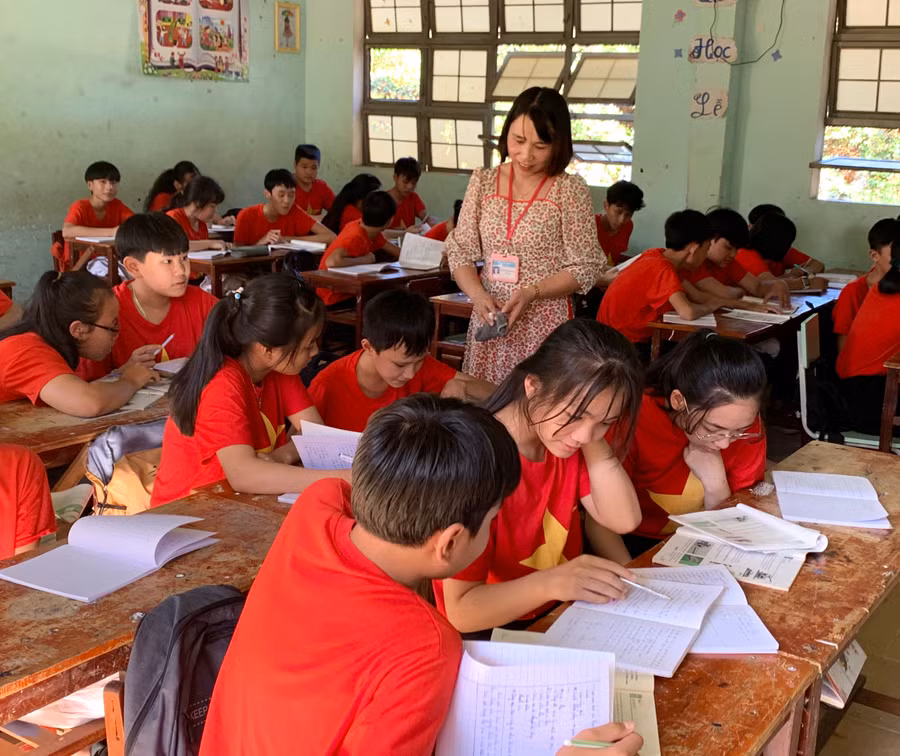 Cô Lê Thị Thúy Vân trong một giờ dạy tại Trường THCS Chu Văn An, thị trấn Chư Prông). Ảnh: Hà Duy