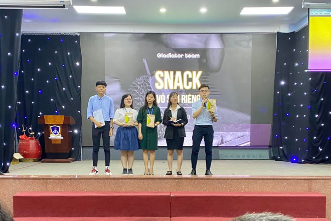 Từ phải qua Nhựt, Nhi, cô Nguyên, Quý, Phát, đang thuyết trình về sản phẩm của mình tại một chương trình khởi nghiệp ẢNH: TRÍ NHẬT CUNG CẤP