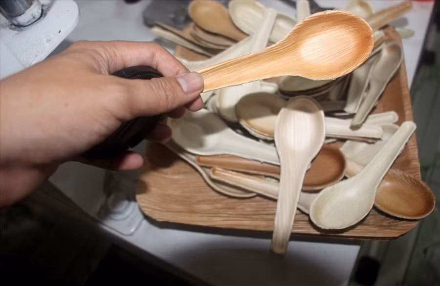 Sản phẩm bán lẻ với giá khá rẻ: muỗng từ 1.300 - 1.500 đồng/cái (gói 20 cái); chén từ 2.500 - 3.000 đồng/cái (gói 10 cái); đĩa nhiều loại có cả hình vuông, tròn, hình chữ nhật giá từ 4.000 - 6.000 đồng/cái (gói 10 cái); khay cơm 7.500 đồng/cái (gói 10 cái)… Ảnh: A.T