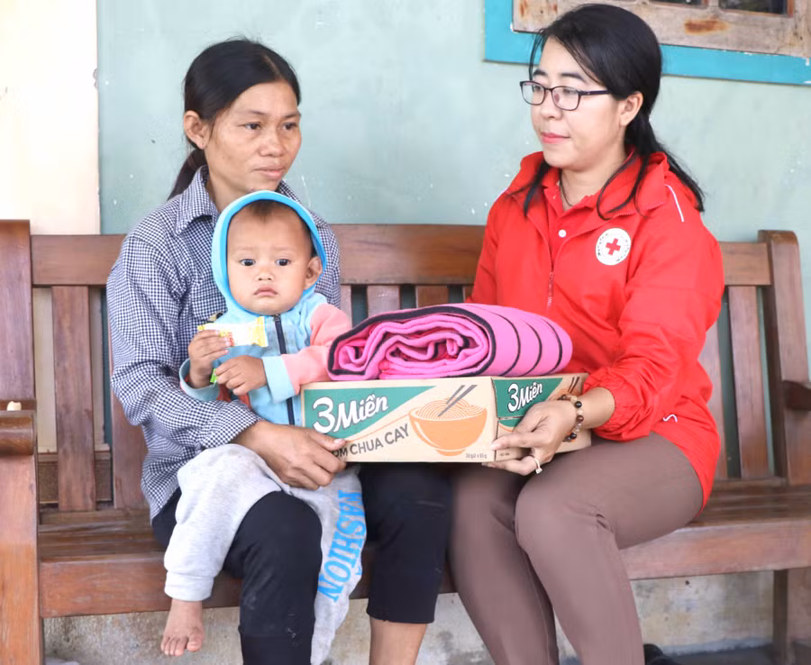 Hội CTĐ huyện Kbang thường xuyên thăm, tặng nhu yếu phẩm cho gia đình chị Nguyễn Ngọc Ánh (bìa trái; thôn 5, xã Đông). Ảnh: Ngọc Minh