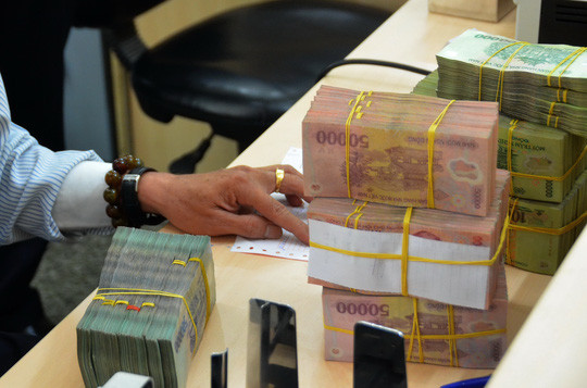 Lãi suất huy động kỳ hạn ngắn tại một vài ngân hàng về dưới 3%/năm. Ảnh: NLĐ  Lãi suất huy động kỳ hạn ngắn tại một vài ngân hàng về dưới 3%/năm. Ảnh: NLĐ