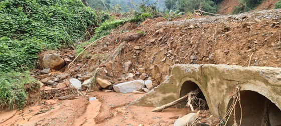  Cầu cống sụp. Ảnh: NGỌC PHÚC