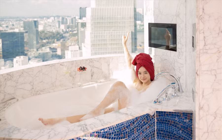 Có thể nói, nữ diễn viên ngày một thay đổi hình ảnh của mình. Từ nữ sinh trong Em chưa 18; Hồn papa, da con gái, Kaity Nguyễn dần trưởng thành trên màn ảnh.