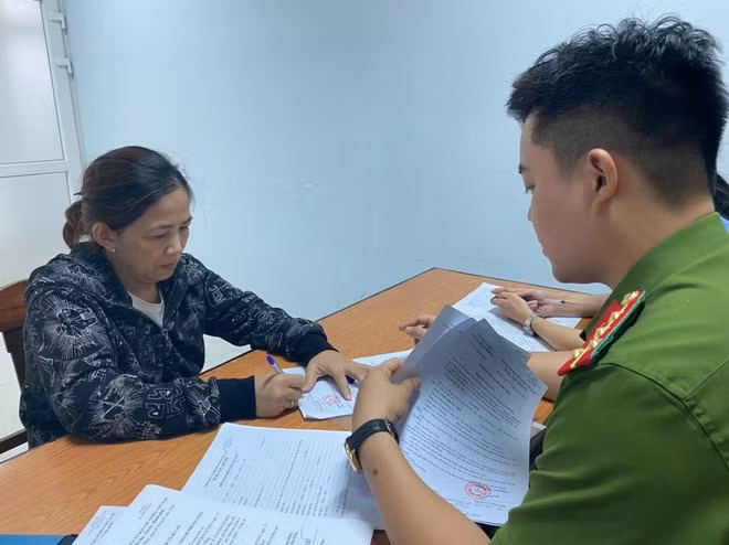 Hoa bị bắt tạm giam.