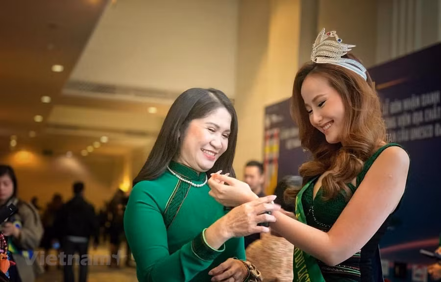 Bà Tôn Thị Ngọc Hạnh, Phó Chủ tịch tỉnh Đắk Nông (bên trái) (Ảnh: Mai Mai/Vietnam+)