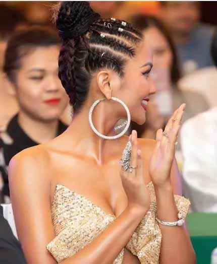 Là một trong những mỹ nhân đình đám nhất nhì của showbiz Việt nhưng H’Hen Niê vẫn mong muốn điều giản đơn: “Luôn muốn là chính mình dù bất cứ đâu! Vui thì cười to, vui ít thì cười ít... không có gì phải e dè hay sợ ai đó nói gì về mình! Cứ là chính mình như thế thôi cả nhà ạ!”.